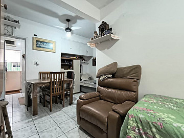 Com 30m� KITNET canal 6 H� 1 quadra da Praia 318 mil.