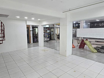 Loja com 46 M� com mezanino e sanit�rios no Embar�