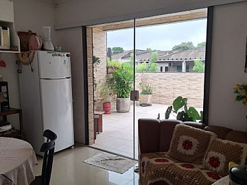 CASA COM UMA SOBREPOSTA ALTA ENTRADA INDIVIDUAL